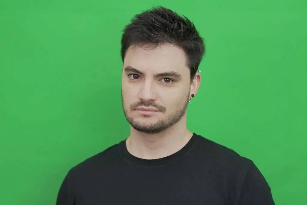 Garoto-propaganda de chocolate, Felipe Neto é atacado por bolsonaristas que promovem boicote