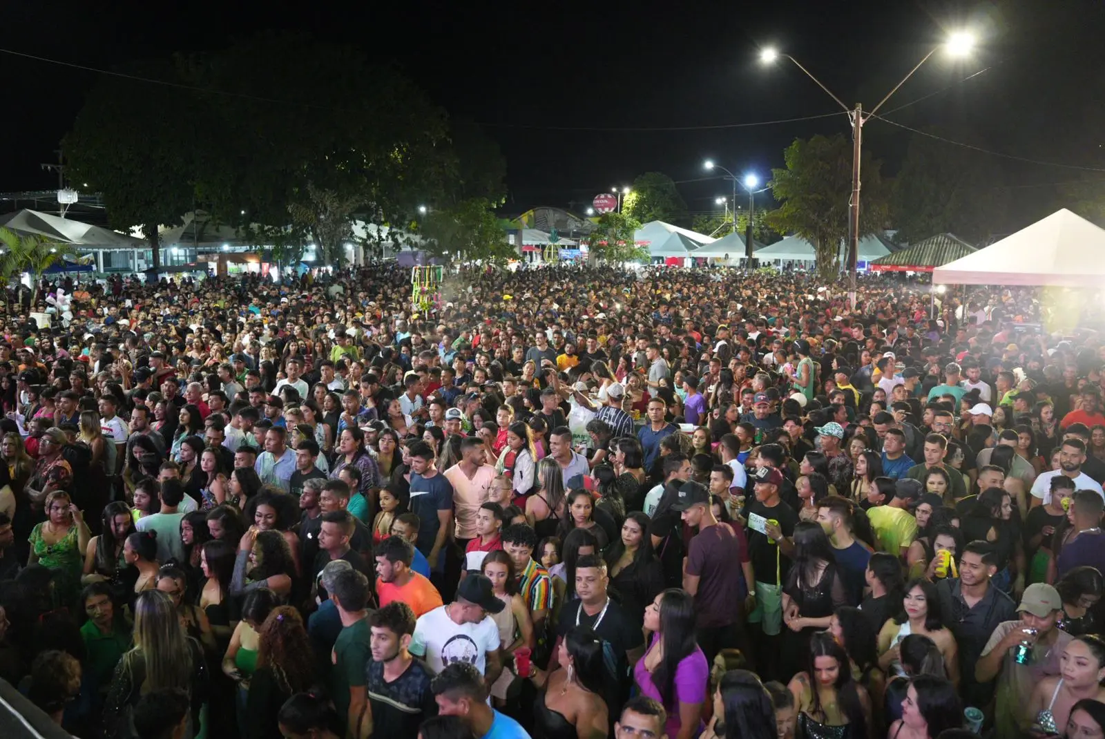 Show de Evoney Fernandes leva mais de 30 mil pessoas ao encerramento do Festival do Abacaxi; FOTOS