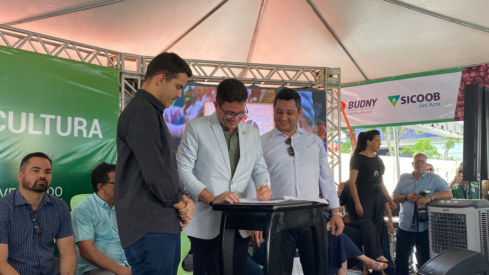 Gladson assina termo de concessão para obra da Orla do Bairro 15; veja como vai ficar