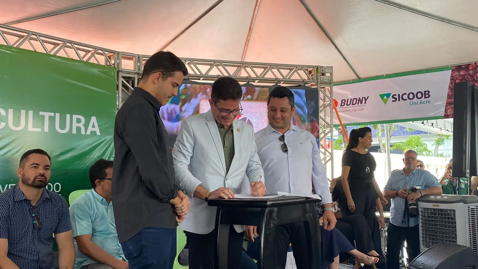 Gladson assina termo de concessão para obra da Orla do Bairro 15; veja como vai ficar