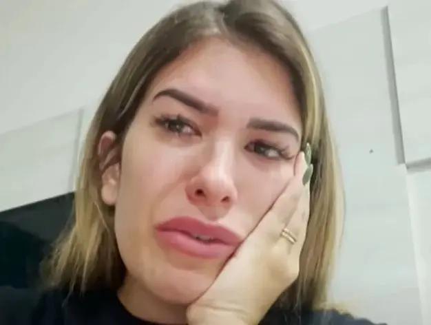Lore Improta é submetida a cirurgia após problemas nos pés