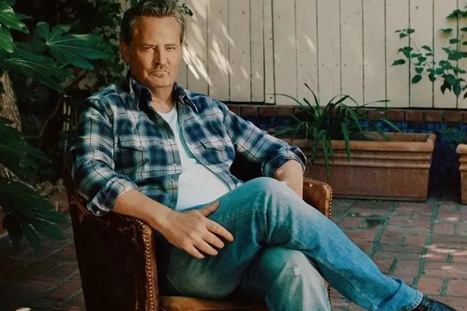 Vídeo mostra retirada do corpo de Matthew Perry de mansão