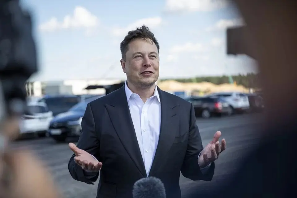 Musk perde US$ 25 bilhões com Tesla, mas continua o mais rico do mundo