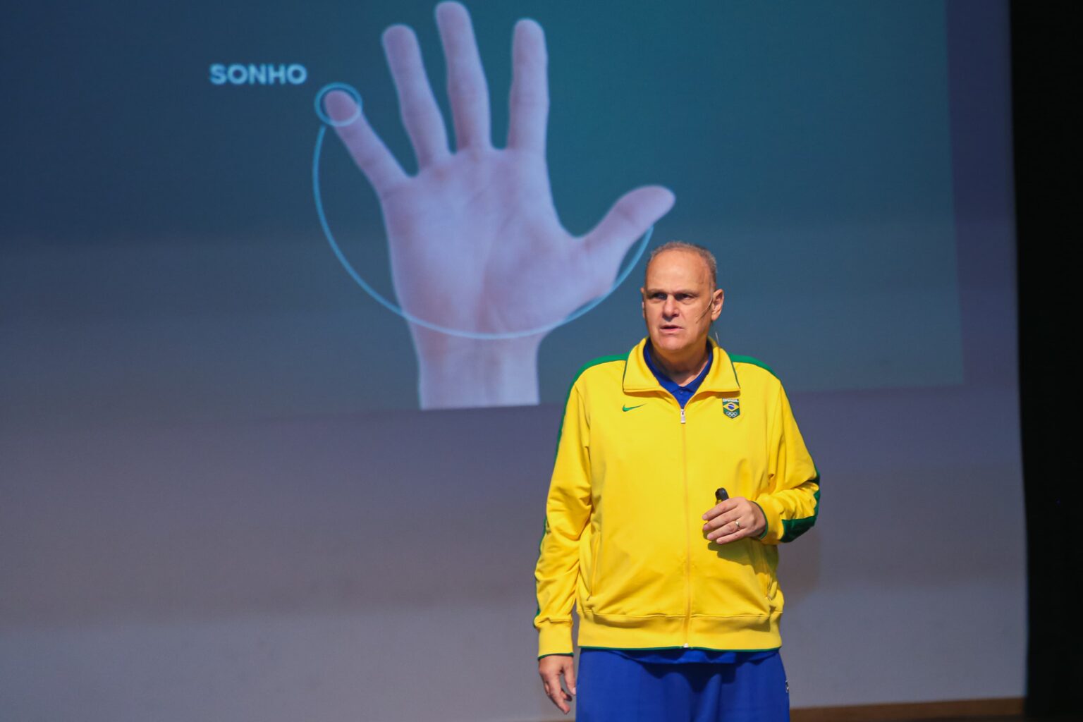 Astro do basquete brasileiro, Oscar Schmidt palestra para servidores no Juruá