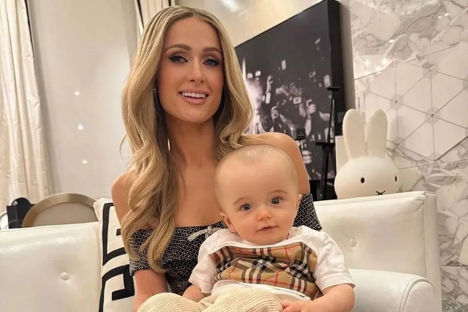 Paris Hilton rebate críticas ao filho: “Perfeitamente saudável”