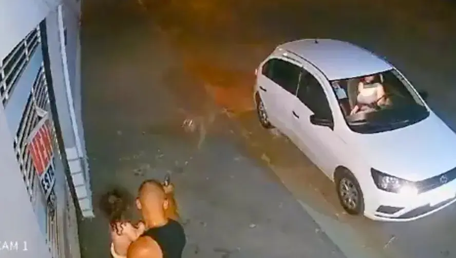 VÍDEO: PM com a filha no colo mata cachorro com quatro tiros