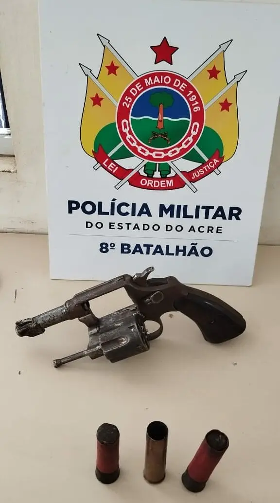 Com medo da polícia, homem deixa revólver para traz e foge para mata