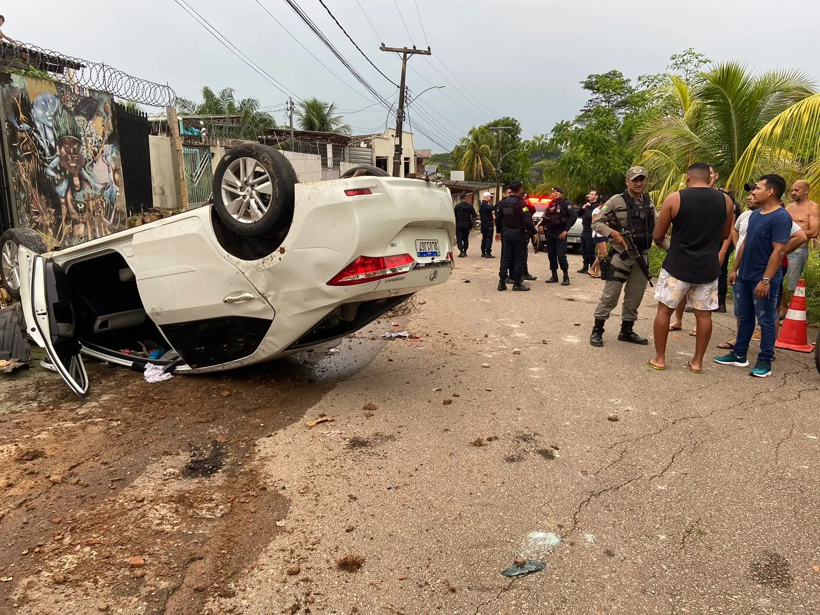 Assaltante capota carro em perseguição na região do bairro Santa Inês