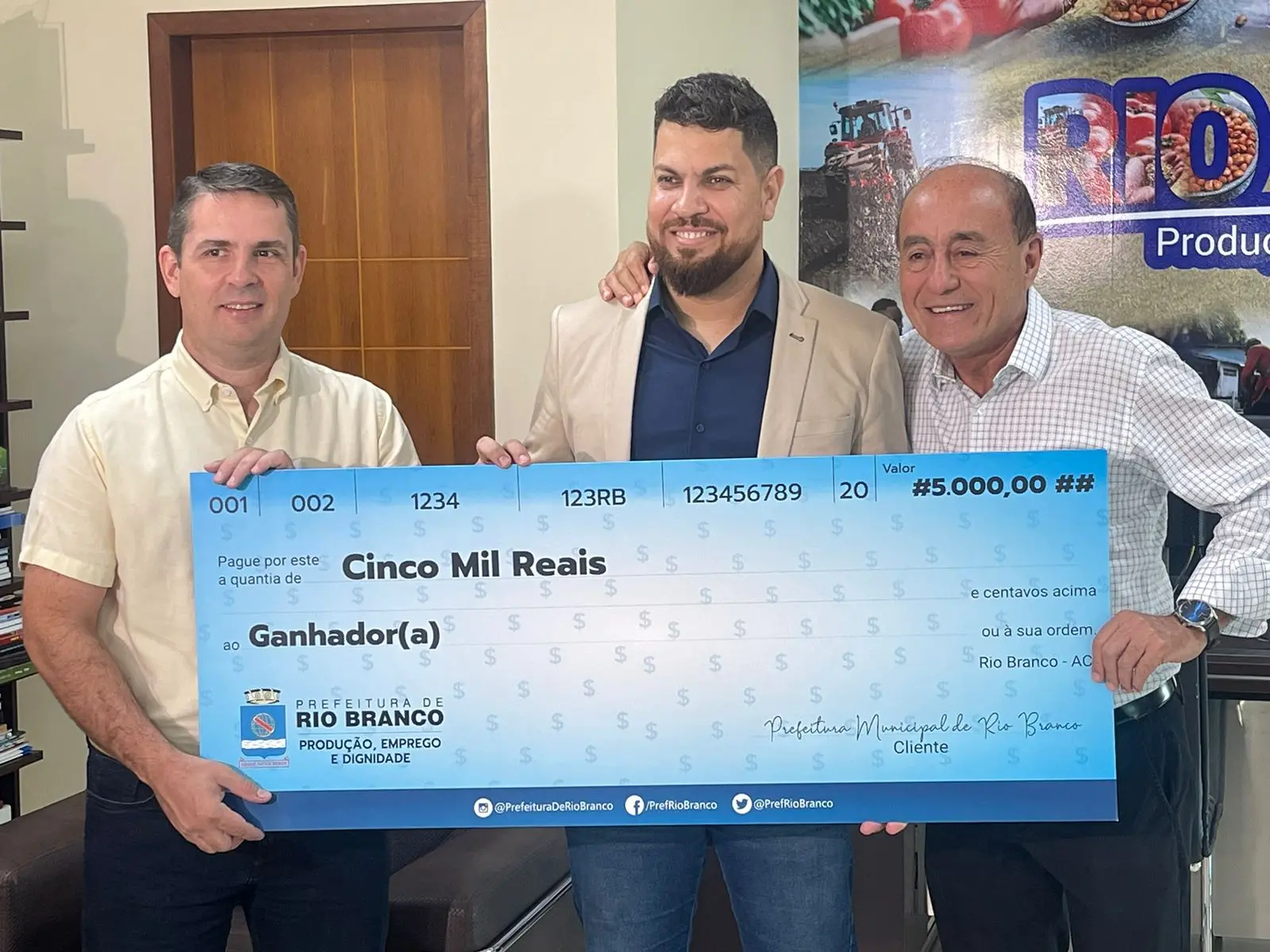 Bocalom entrega premiação de R$ 30 mil aos ganhadores do Programa Nota Rio Branco
