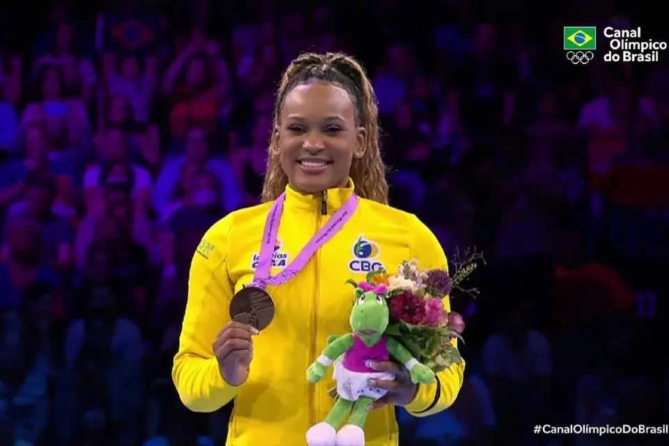 Rebeca Andrade derrota Biles e é ouro no salto do mundial de ginástica