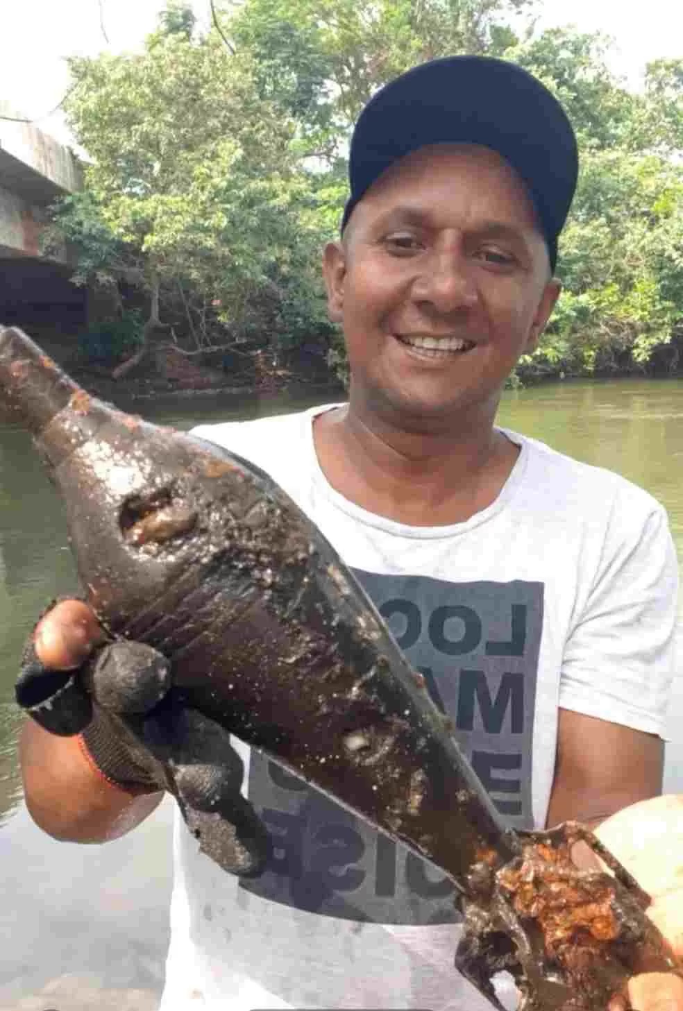 Vídeo: pescador encontra explosivo e leva artefato para casa