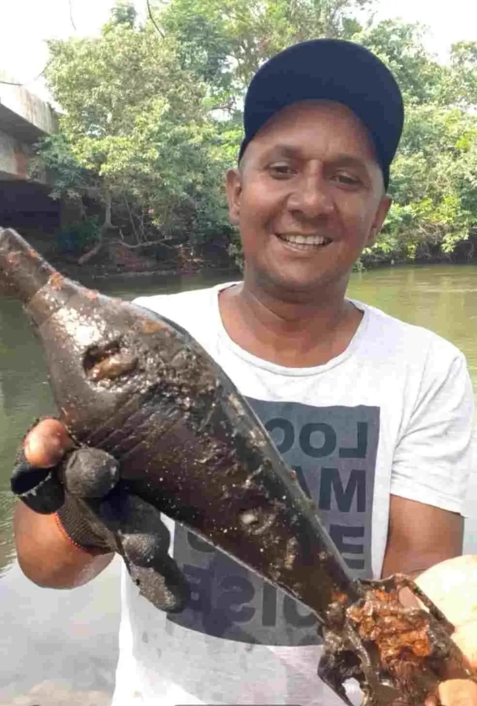 Vídeo: pescador encontra explosivo e leva artefato para casa