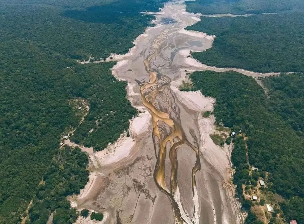 Rio Negro, em Manaus, atinge nível mais baixo da história