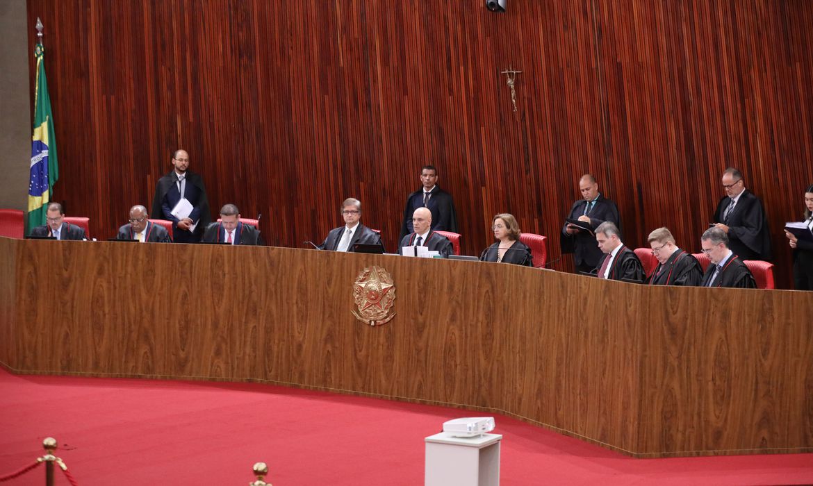 TSE inicia julgamento de Bolsonaro por abuso de poder político