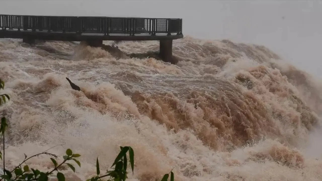 Vídeo: vazão das Cataratas do Iguaçu causa inundações no Paraguai
