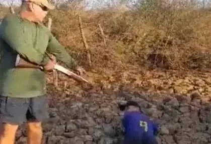 Armado, fazendeiro ameaça pescador que implora para não morrer; Vídeo