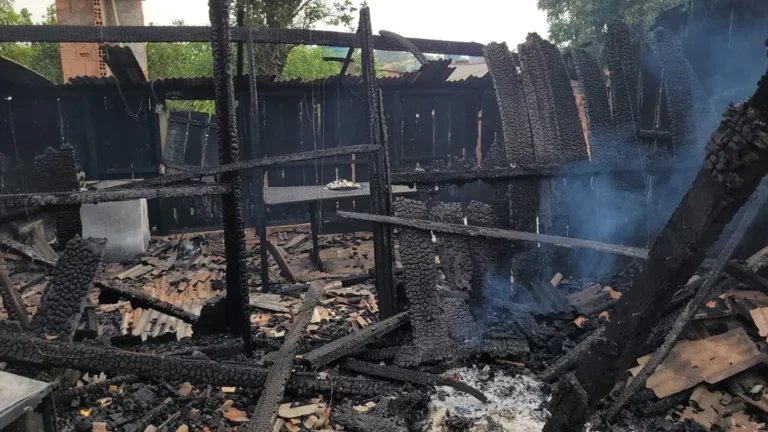 Homem incendeia casa com ex-mulher e outras três pessoas dentro