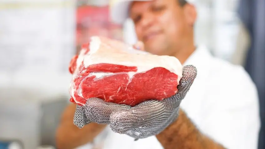 Preços caem e brasileiros comem mais carne e frango em 2023
