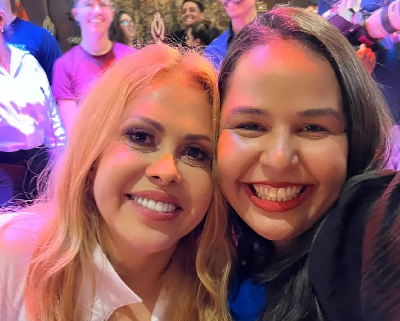 De Rio Branco, fã toma tacacá com Joelma no Pará e artista manda recado aos acreanos De Rio Branco, fã toma tacacá com Joelma no Pará e artista manda recado aos acreanos