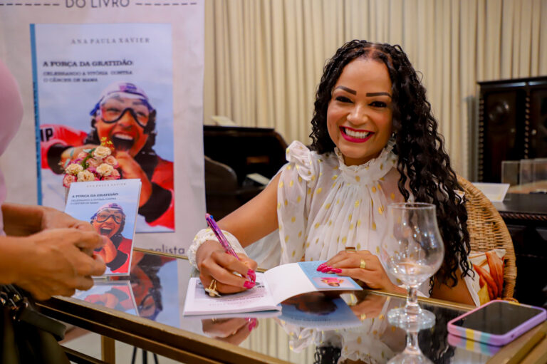 Jornalista acreana lança livro e inspira mulheres a lutar contra o câncer de mama