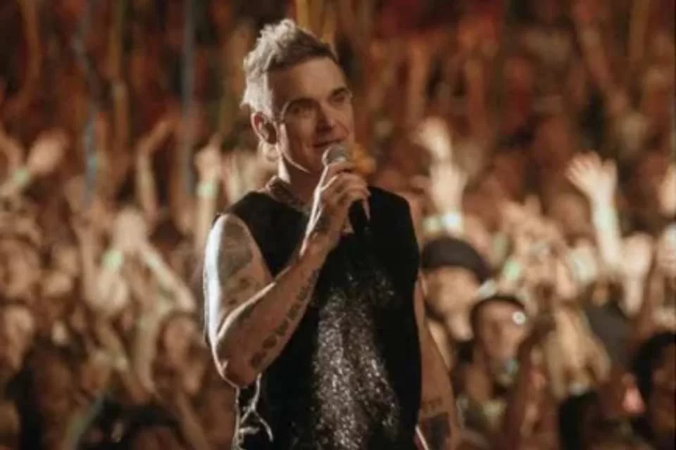 Robbie Williams homenageia fã de 70 anos que morreu durante show
