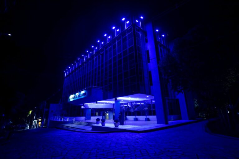 Novembro Azul: Aleac recebe iluminação em apoio à prevenção do câncer de próstata