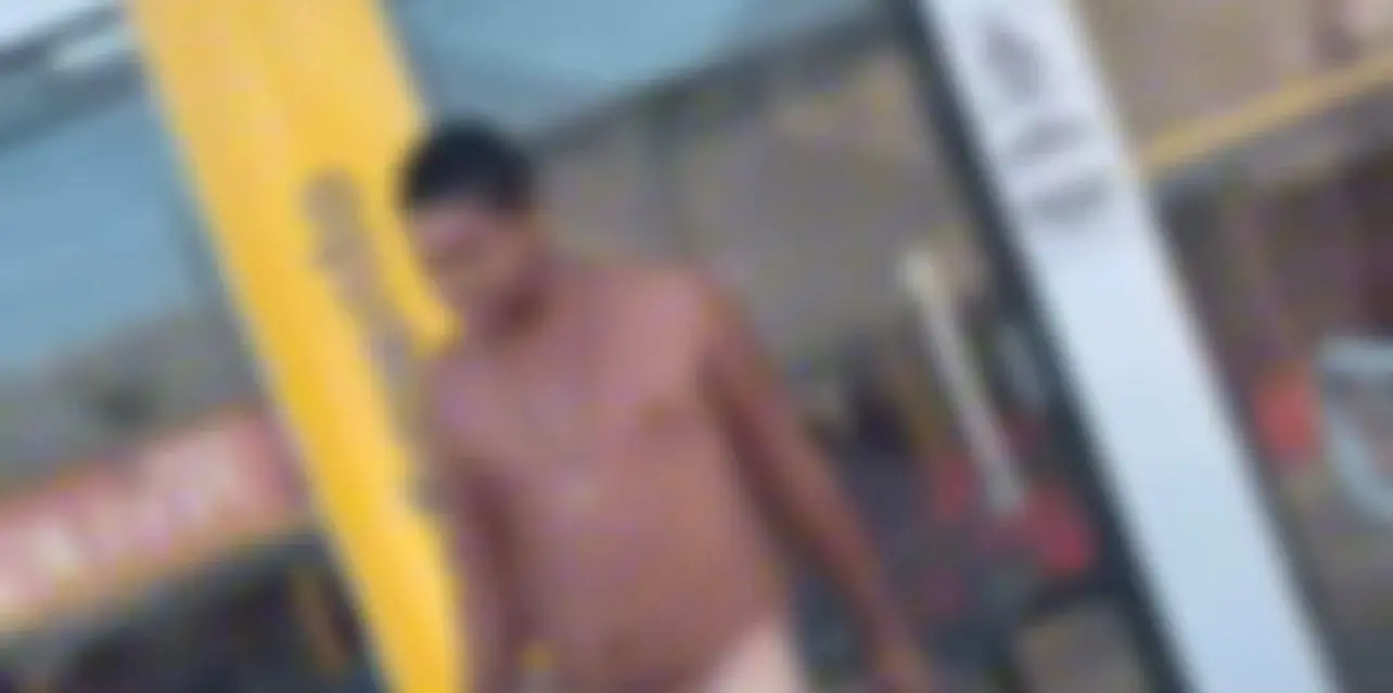 Vídeo mostra homem saindo pelado de agência bancária em Sena Madureira