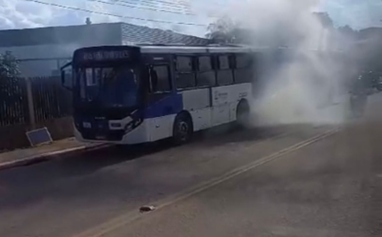 Ônibus da linha Apolônio Sales solta fumaça e assusta passageiros na capital; veja o vídeo