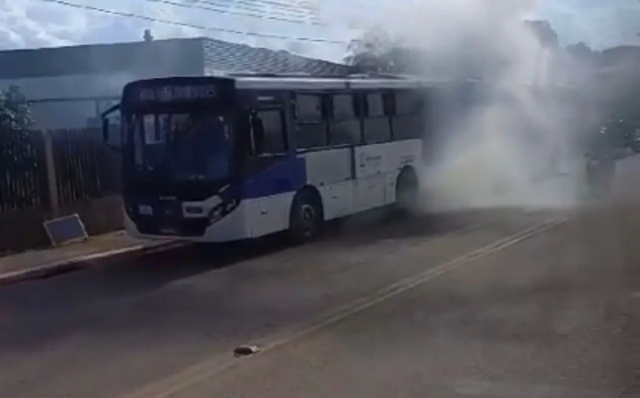 Ônibus da linha Apolônio Sales solta fumaça e assusta passageiros na capital; veja o vídeo