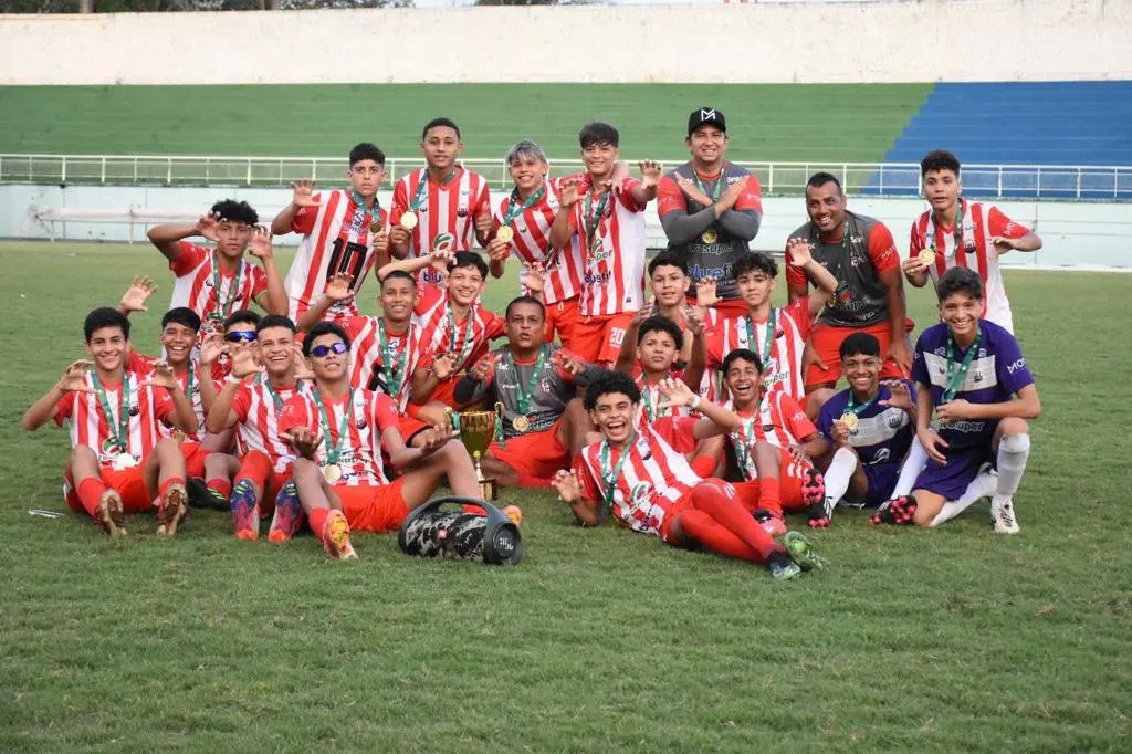 Santa Cruz goleia Escolinha do Flamengo e conquista Estadual