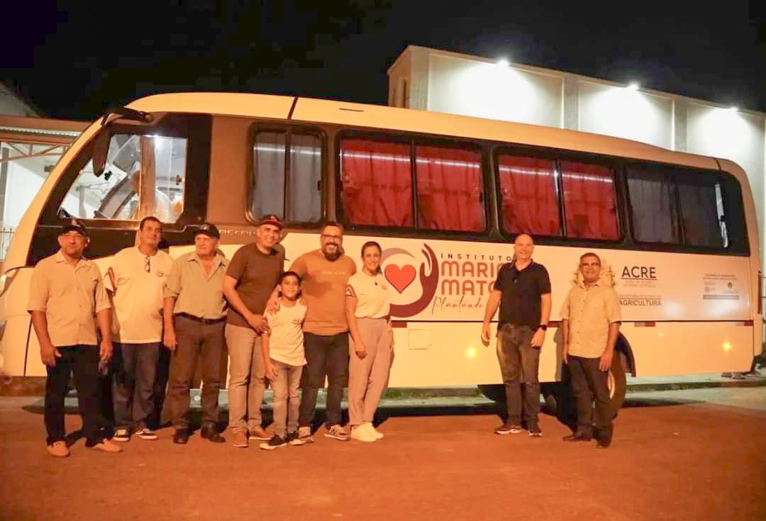 Em Sena Madureira, senador Alan Rick entrega ônibus para o Instituto Maria Matos: “Momento histórico”