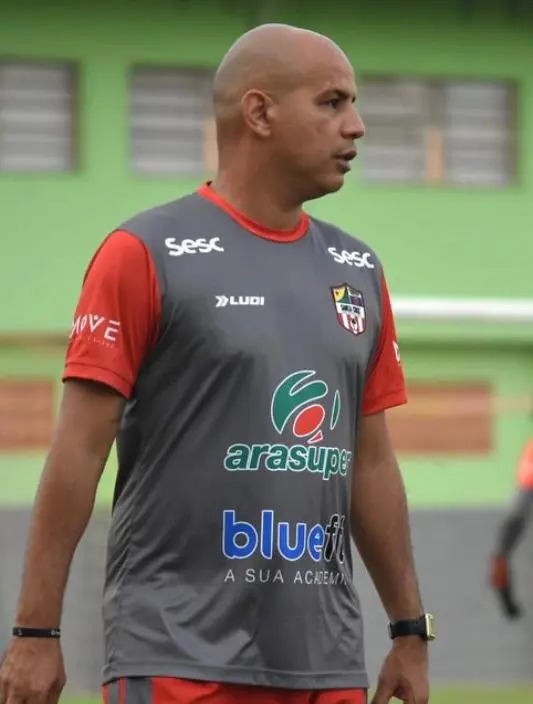 Léo Raches conclui curso de formação B de técnicos da CBF