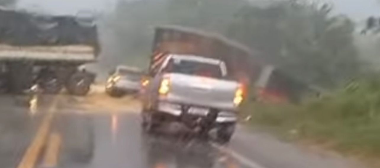 Carretas e carro de passeio se chocam durante chuva na BR-364; veja o vídeo