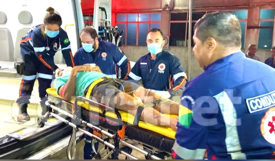 Três pessoas ficam feridas após duas motocicletas se chocarem em Rio Branco