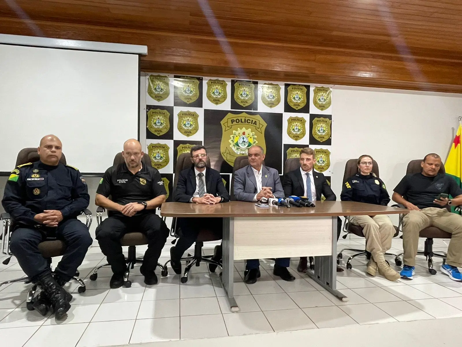 Advogado que seria ‘pombo-correio’ de facção foi preso durante viagem com a esposa, diz polícia