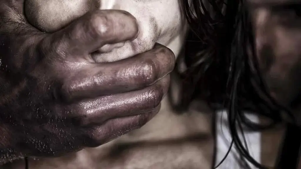 Casal ouve gritos e salva crianças que eram estupradas pelo pai