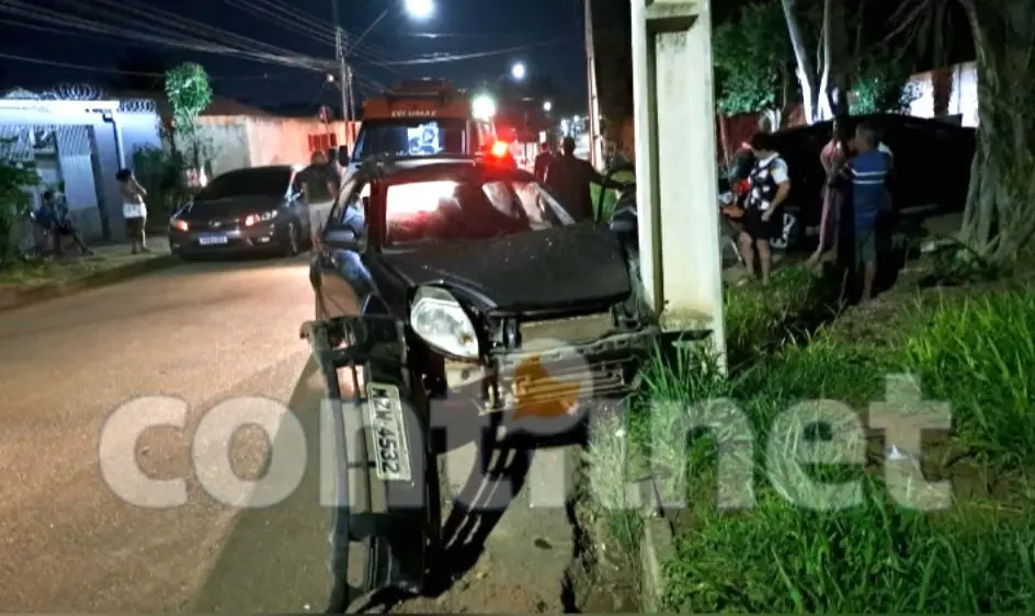 Motorista perde controle de veículo e bate em poste no bairro Tancredo Neves