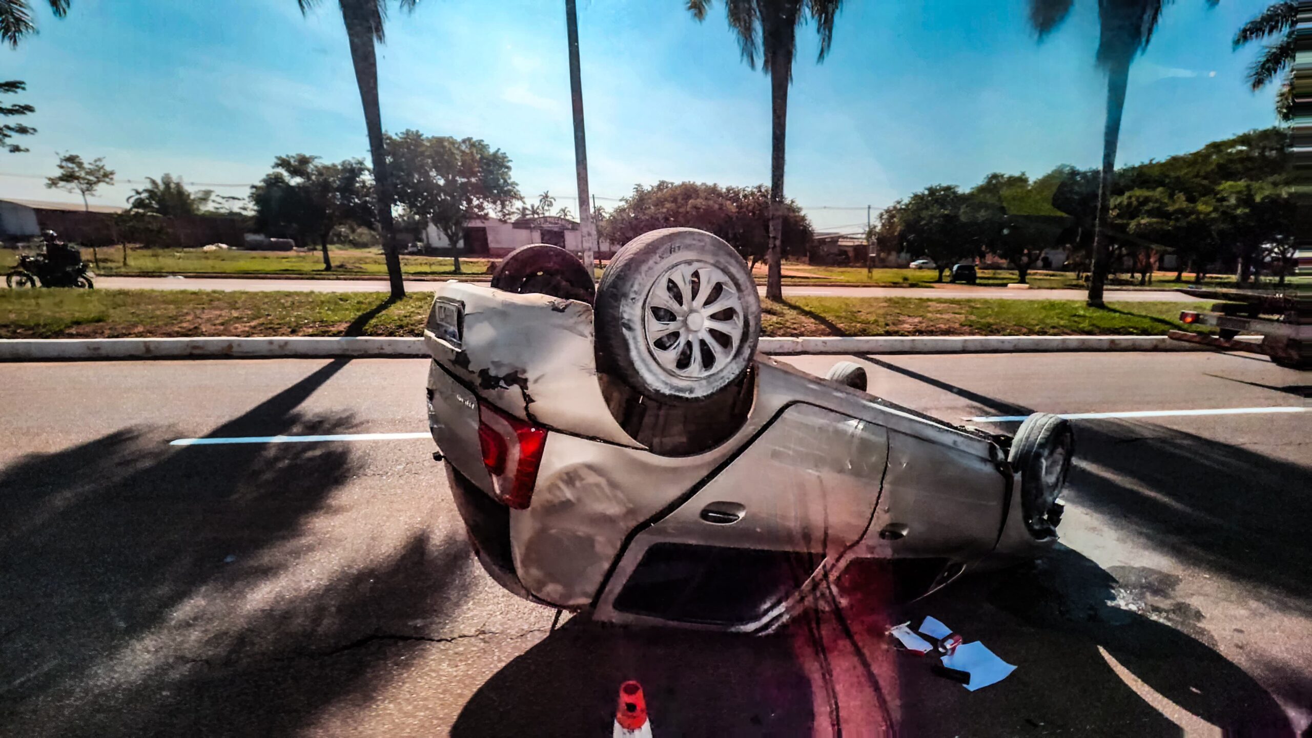 Carro tomba em avenida de Rio Branco e trânsito fica congestionado; polícia está no local