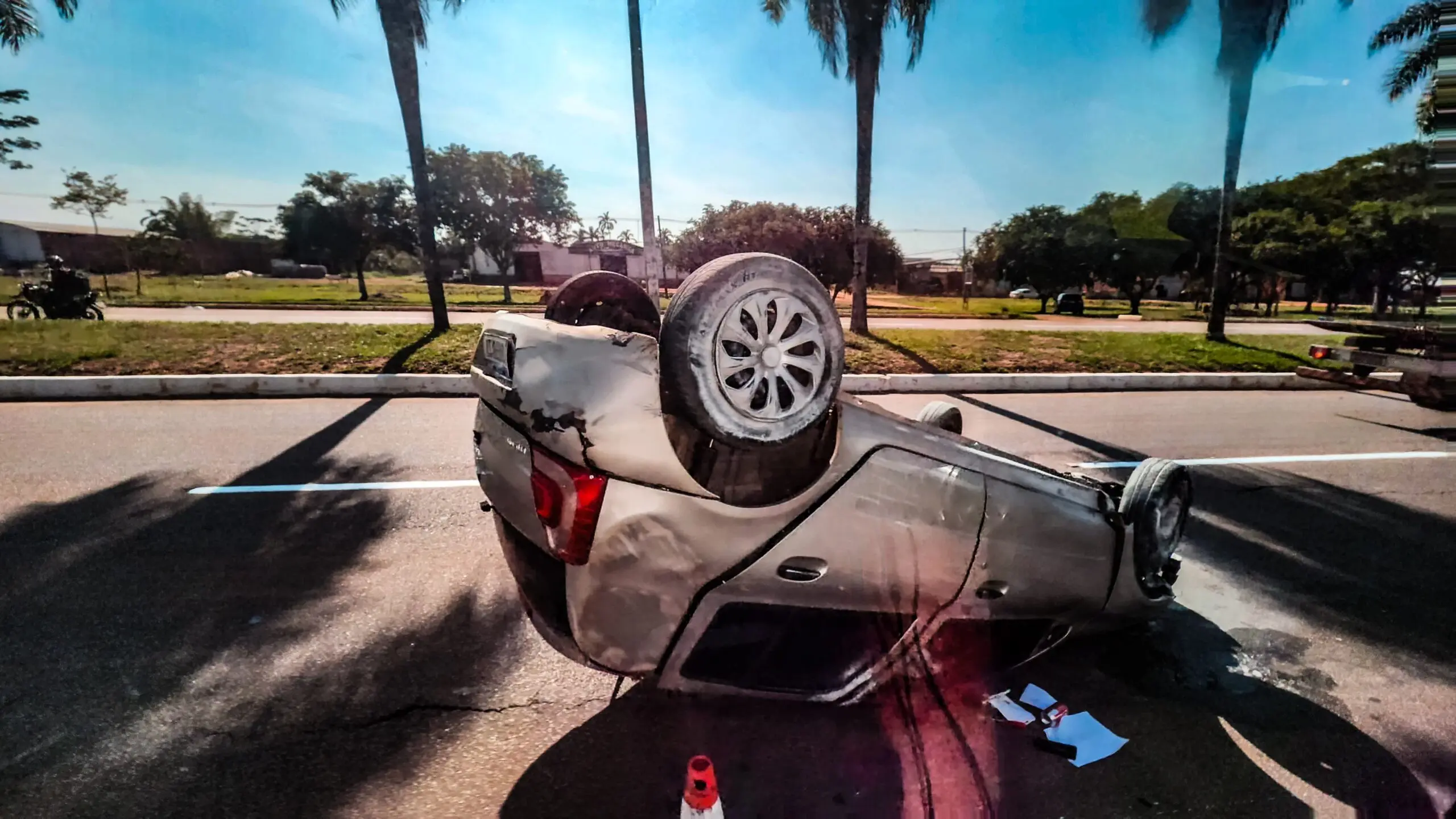 Carro tomba em avenida de Rio Branco e trânsito fica congestionado; polícia está no local