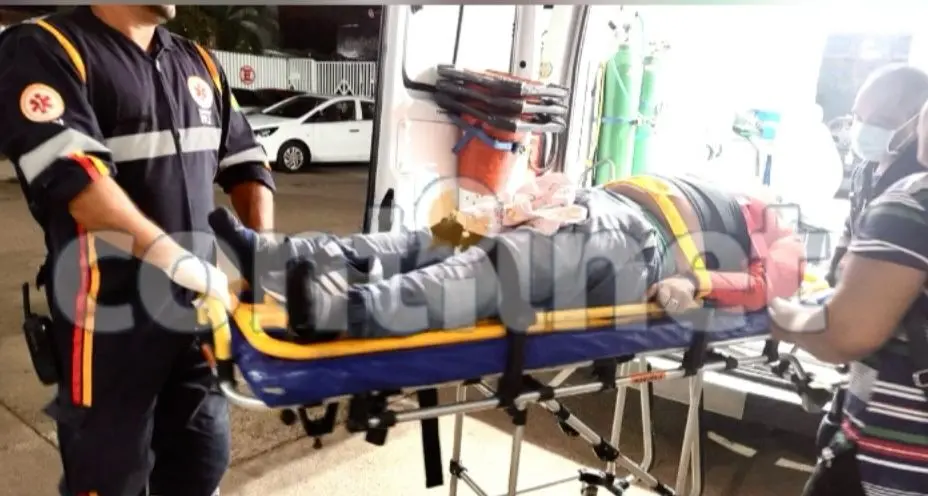 Veículo invade preferencial, atinge motociclista e foge do local no Segundo Distrito