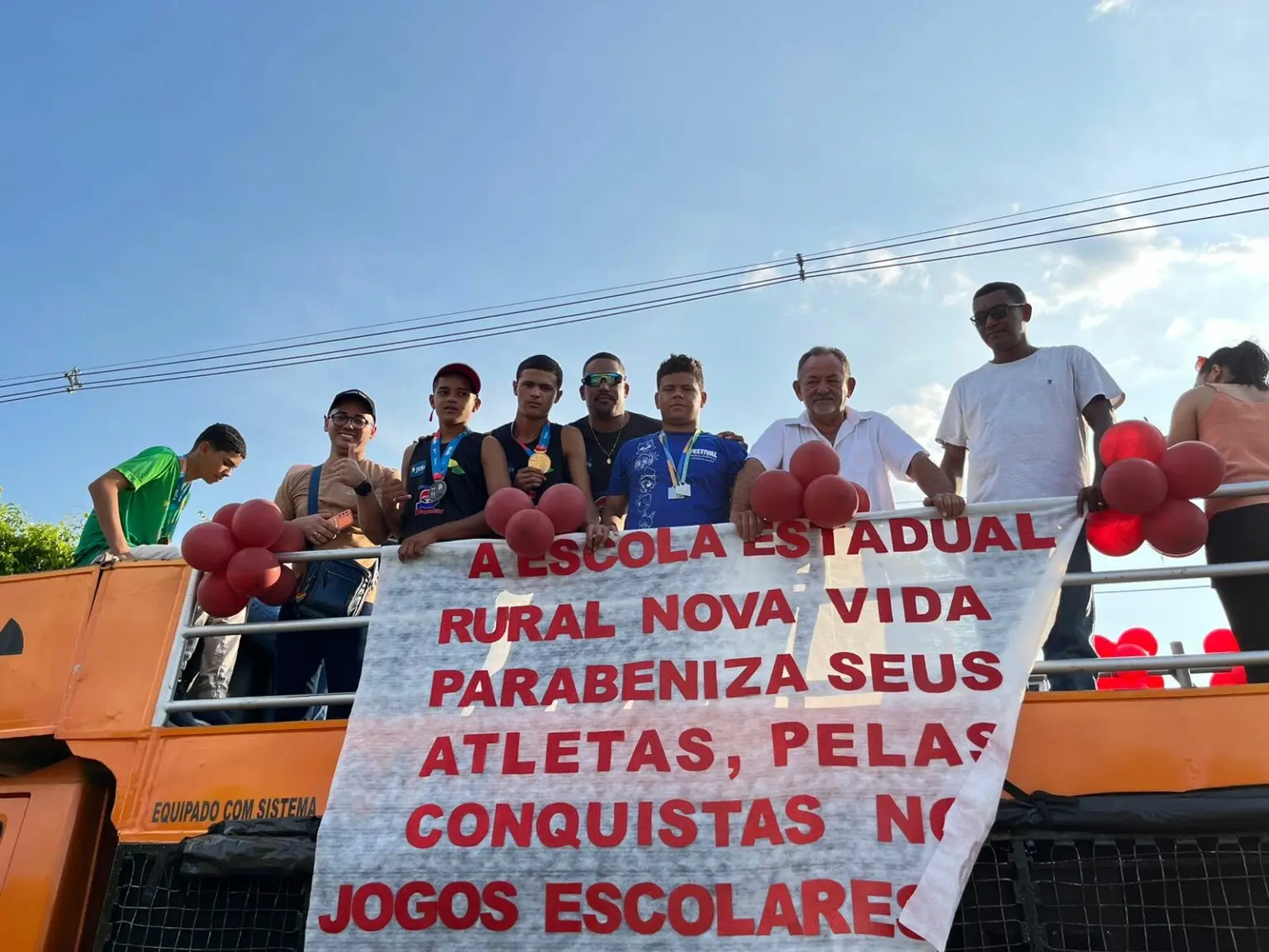 Destaque nacional, medalhistas acreanos nos jogos escolares são recebidos com carreata