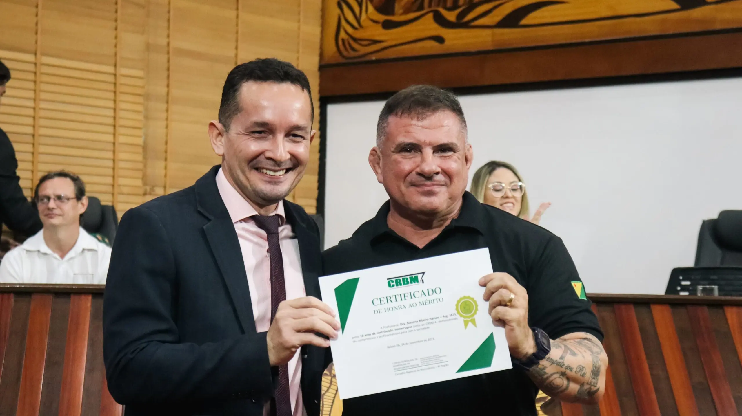 Adailton Cruz lidera sessão solene em homenagem aos Biomédicos