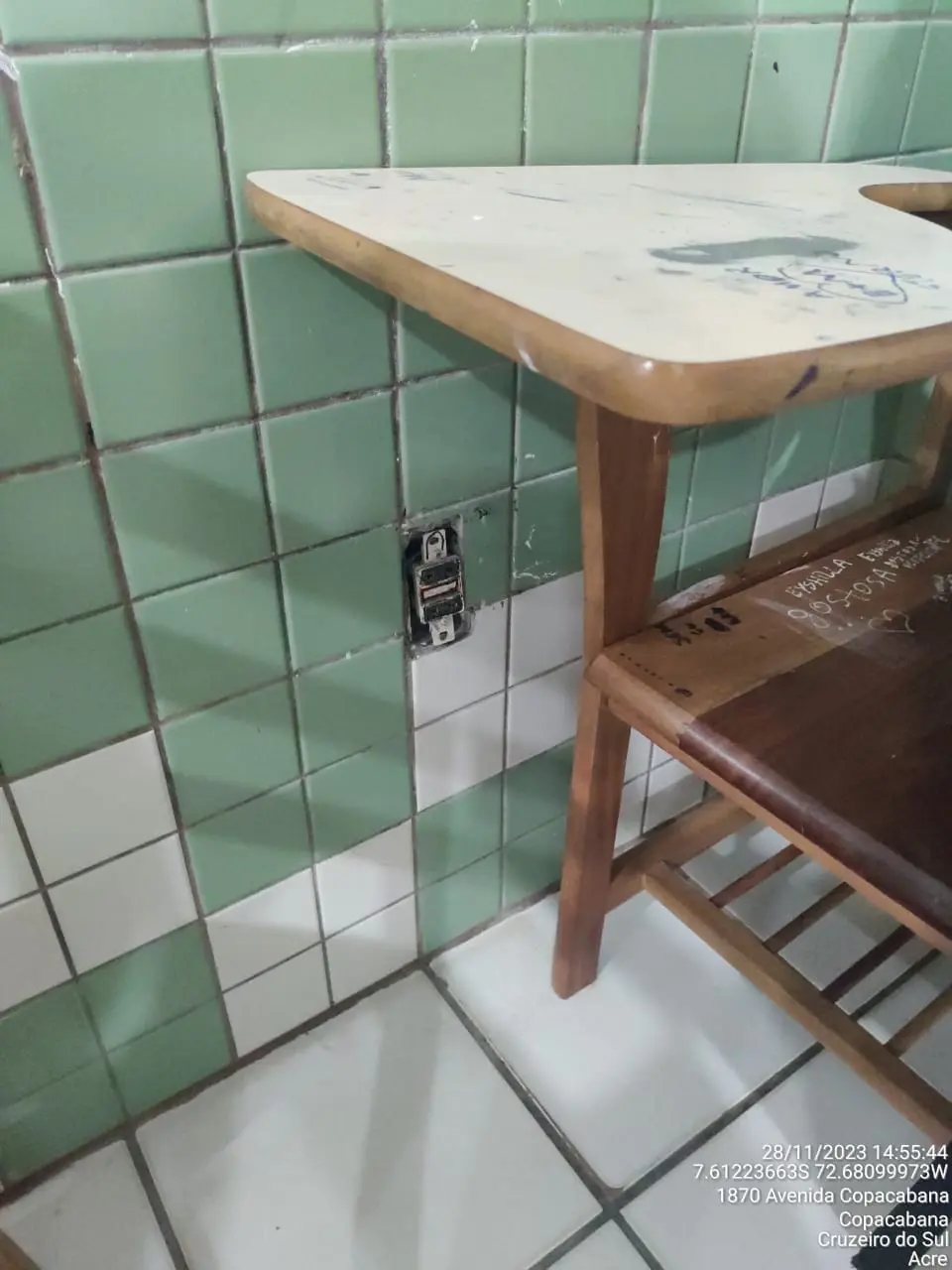 Aluna sofre descarga elétrica enquanto carregava celular em escola; Samu é acionado