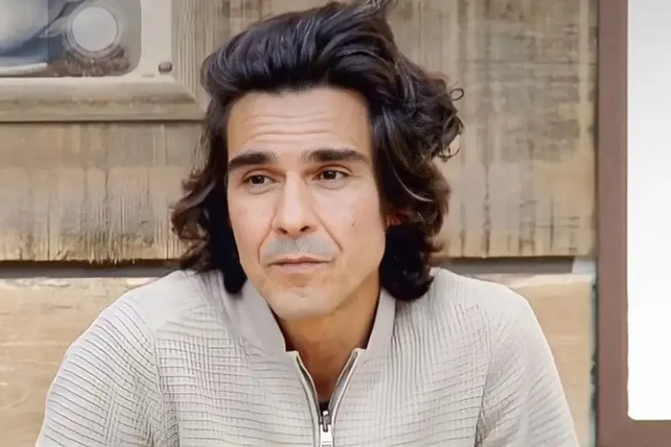 Vídeo: André Gonçalves esquece que está em A Fazenda e mostra demais