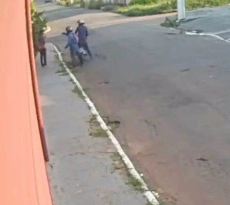 Vídeo mostra mulher sendo assaltada em plena luz do dia durante feriado em Rio Branco
