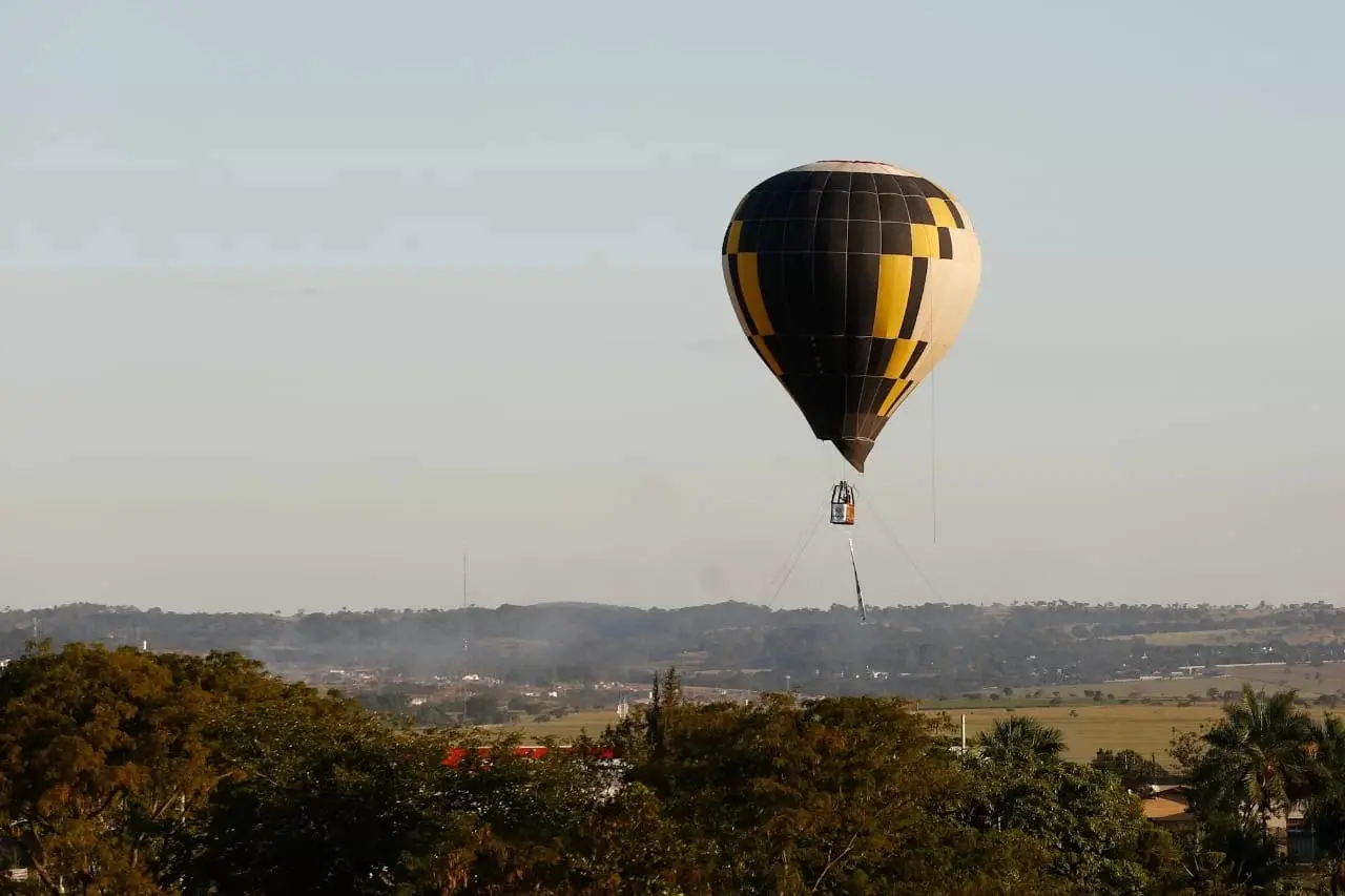Vídeo: balão se choca contra paredão rochoso em passeio na Chapada