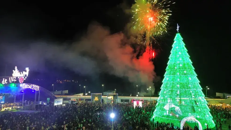 Árvore de 30 metros, queima de fogos e manobras ‘nas alturas’: veja fotos da abertura do natal em Cacoal, RO