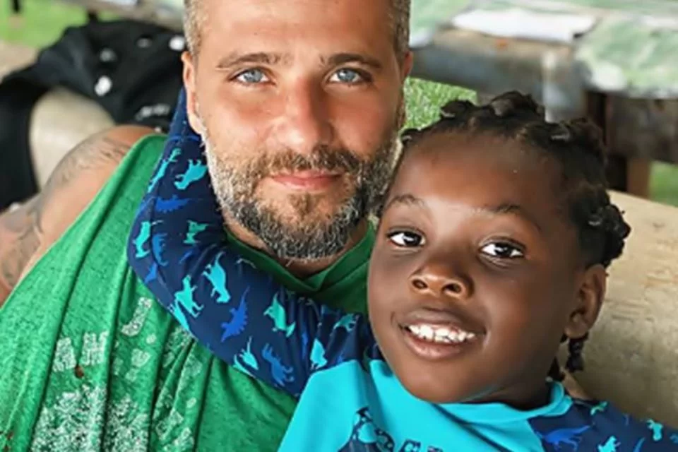 Bruno Gagliasso leva o filho para conhecer terreiro de candomblé