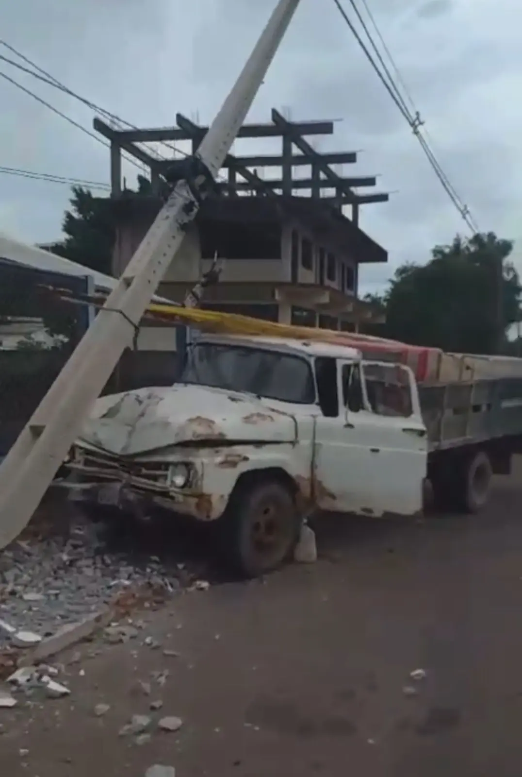 VÍDEO: caminhão derruba poste em avenida e causa congestionamento na capital