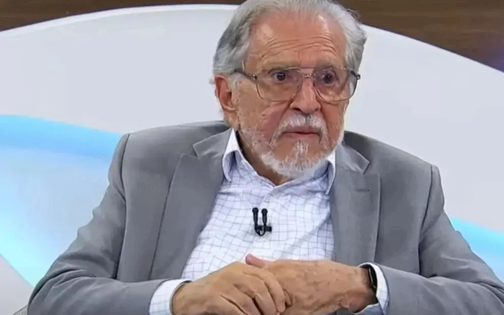 Carlos Alberto de Nóbrega é internado após acidente doméstico